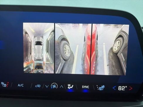 Used 2025 Chevrolet Traverse LT w/ Driver Confidence Package image 31