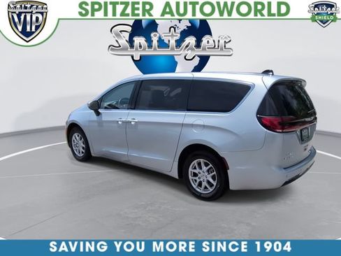 Used 2023 Chrysler Pacifica Touring-L FWD image 7