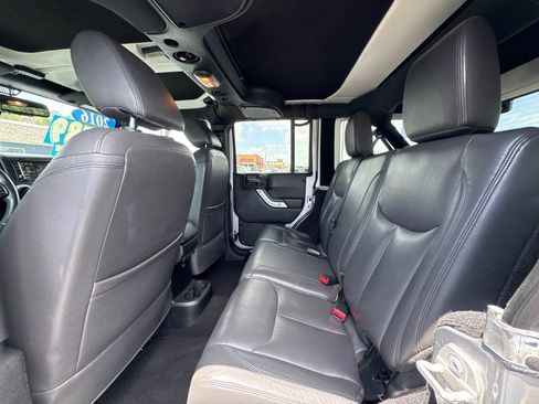 Used 2016 Jeep Wrangler Unlimited Rubicon w/ Connectivity Group AWD/4WD image 11