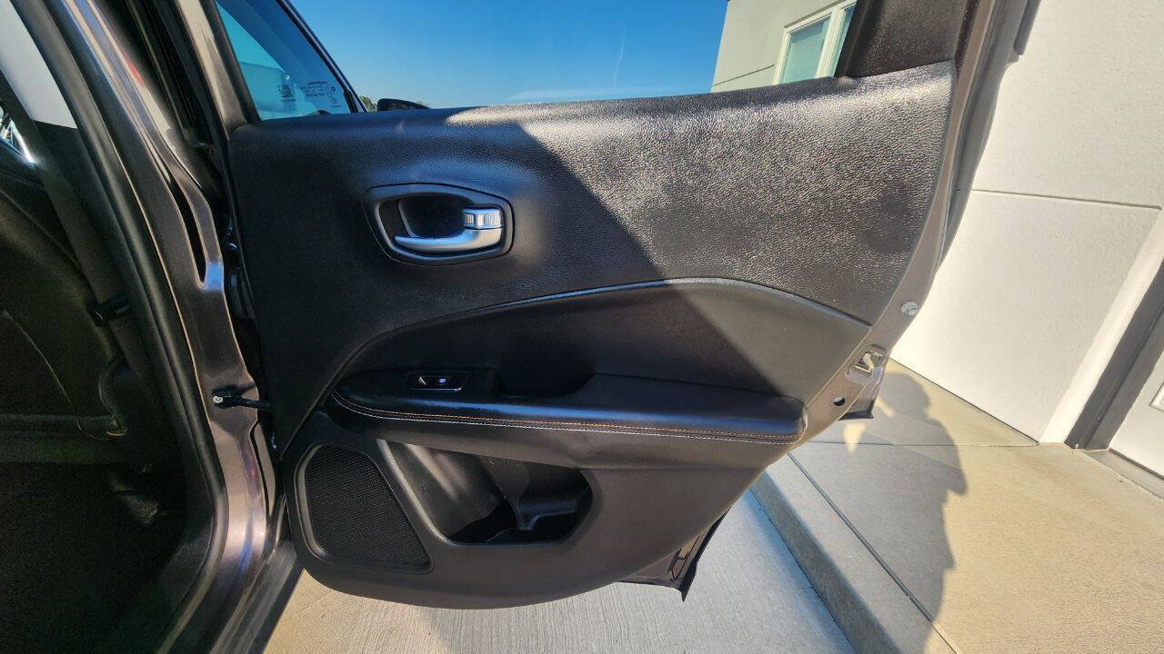 Used 2018 Jeep Compass Latitude w/ Popular Equipment Group FWD image 22