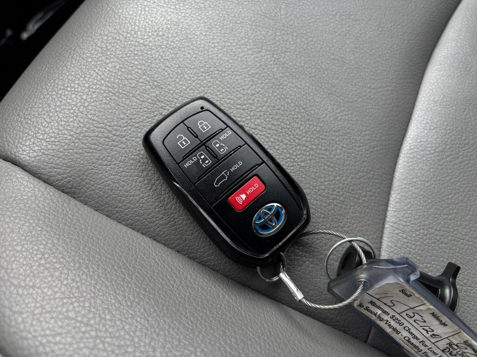 Used 2025 Toyota Sienna XLE FWD image 21