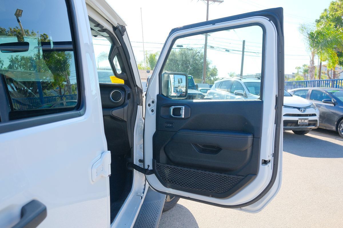 Used 2022 Jeep Wrangler Unlimited Sahara w/ Cold Weather Group AWD/4WD image 26