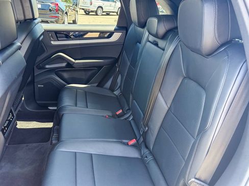 Used 2024 Porsche Cayenne AWD/4WD image 39