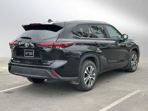Used 2024 Toyota Highlander XLE image 3