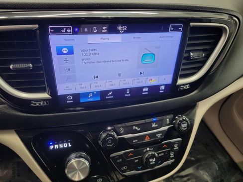 Used 2024 Chrysler Pacifica Touring-L image 7