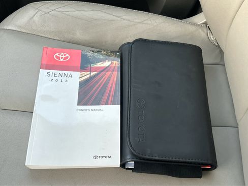 Used 2013 Toyota Sienna XLE image 49