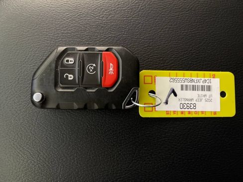Used 2025 Jeep Wrangler Unlimited Sahara AWD/4WD image 24