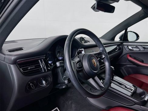 Certified 2022 Porsche Macan S image 4