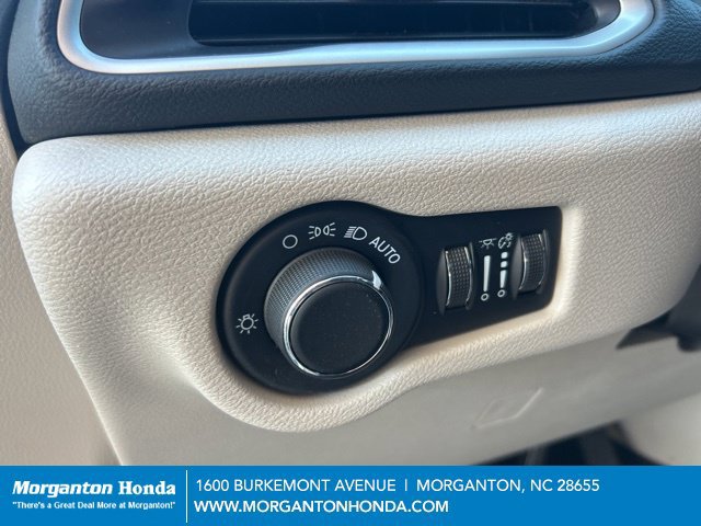 Used 2023 Chrysler Voyager LX FWD image 16