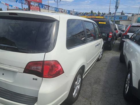 Used 2010 Volkswagen Routan SE image 3
