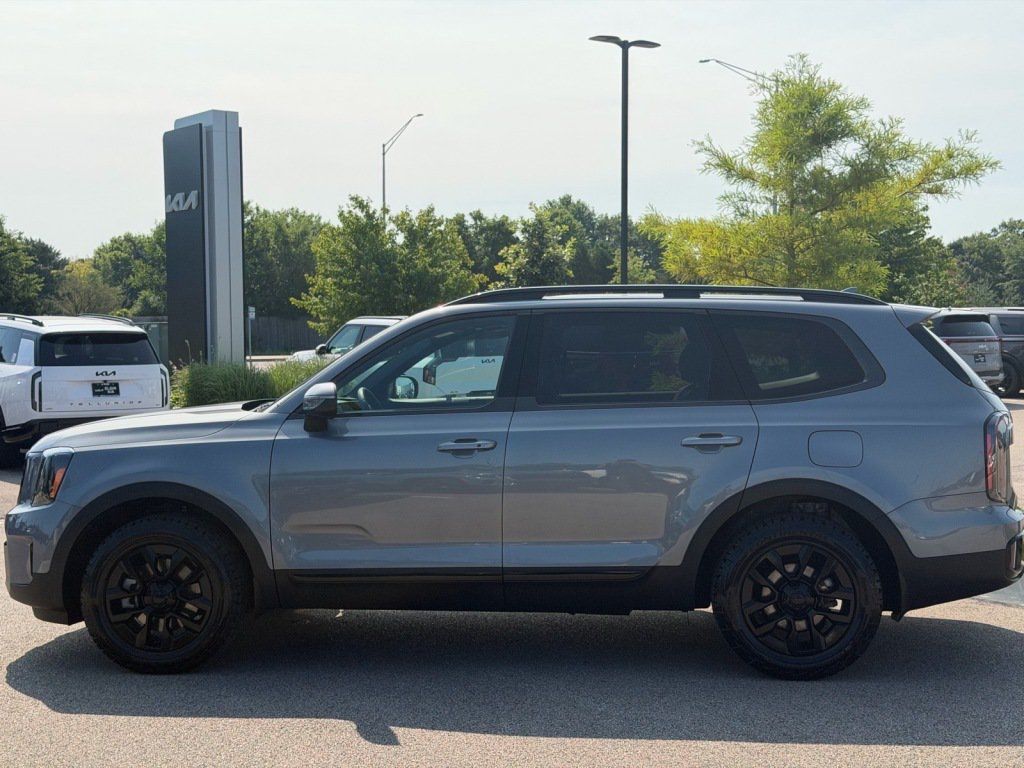 Used 2025 Kia Telluride AWD image 3
