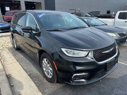 Used 2023 Chrysler Pacifica Touring-L