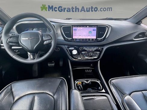Used 2023 Chrysler Pacifica Limited w/ Uconnect Theater Family Group FWD image 9