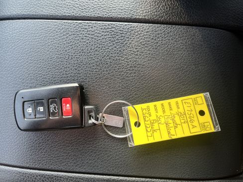 Used 2019 Toyota Highlander XLE image 36