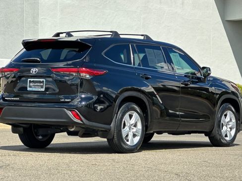 Used 2022 Toyota Highlander LE AWD/4WD image 2