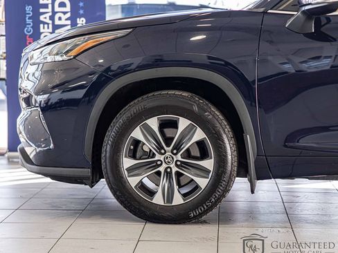 Used 2021 Toyota Highlander XLE AWD/4WD image 7