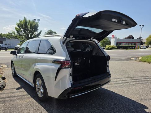 Used 2023 Toyota Sienna Limited AWD/4WD image 10