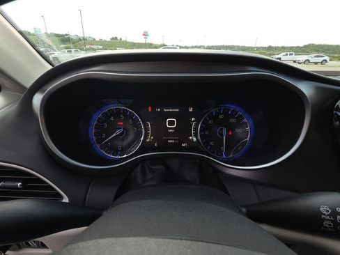 Used 2024 Chrysler Pacifica Touring-L FWD image 9