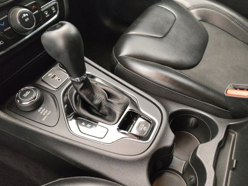 Used 2020 Jeep Cherokee Latitude Plus image 26