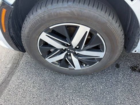 Certified 2022 Kia Sorento S w/ Panoramic Sunroof Package FWD image 17