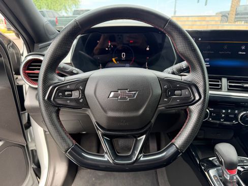 Used 2025 Chevrolet Trax RS w/ Sunroof Package FWD image 17