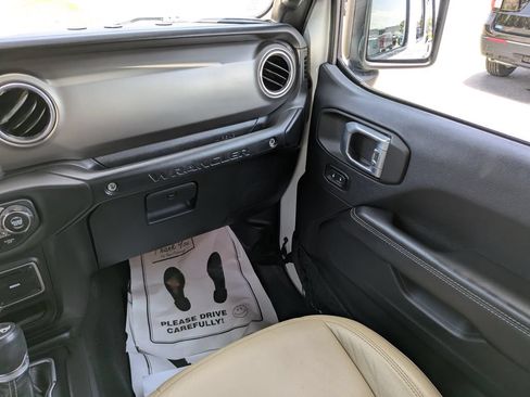 Used 2018 Jeep Wrangler Unlimited Rubicon AWD/4WD image 17