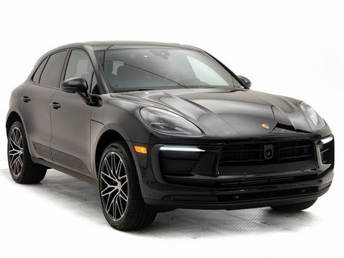 Certified 2025 Porsche Macan image 32