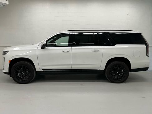 Used 2024 Cadillac Escalade ESV Sport w/ LPO, ONYX Package image 3