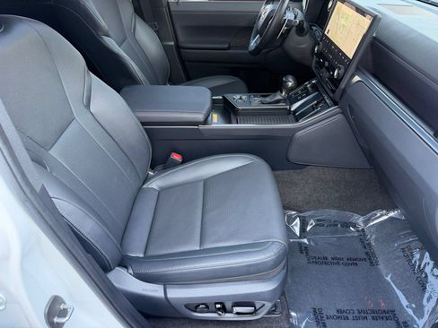 Used 2025 Lexus GX 550 w/ Accessory Package (2T) AWD/4WD image 25