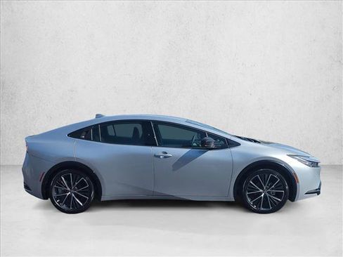 Used 2025 Toyota Prius XLE image 4
