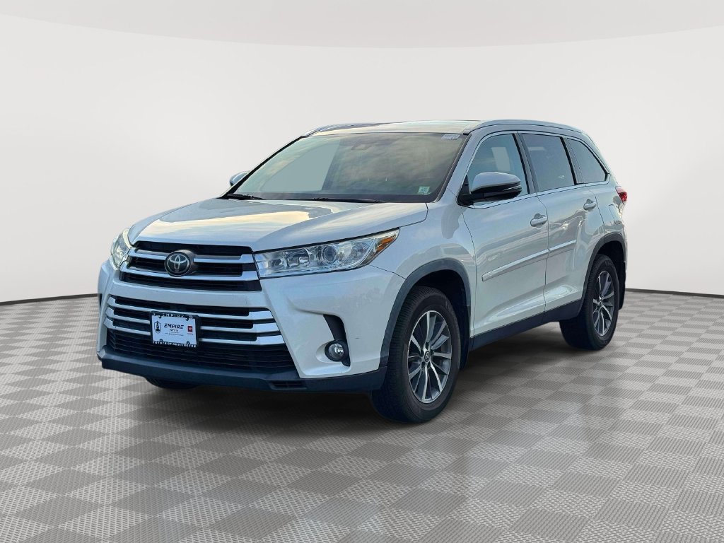 Used 2019 Toyota Highlander XLE AWD/4WD image 3