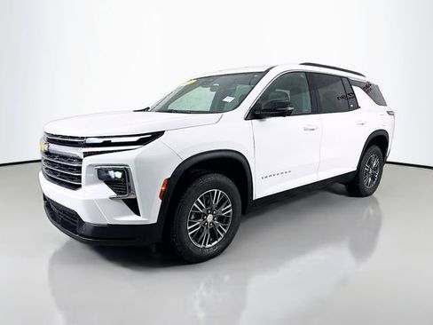 Used 2024 Chevrolet Traverse LT image 4