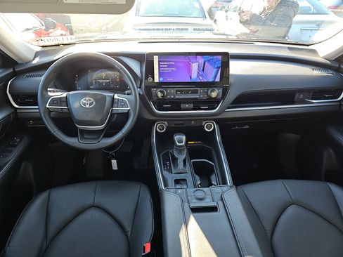 Used 2025 Toyota Grand Highlander AWD image 17