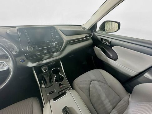 Used 2022 Toyota Highlander LE image 11