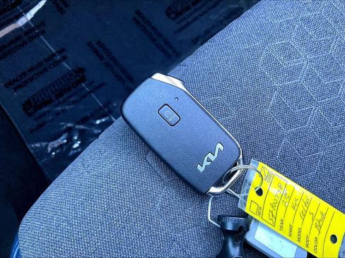 Used 2025 Kia Seltos S image 12