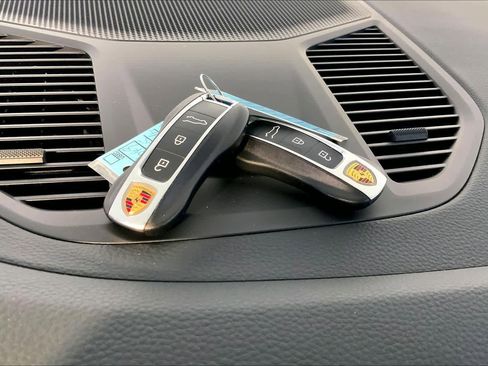 Used 2025 Porsche Cayenne image 21