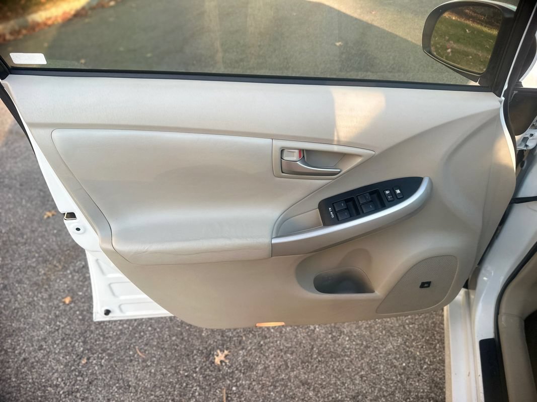 Used 2014 Toyota Prius Five FWD image 17
