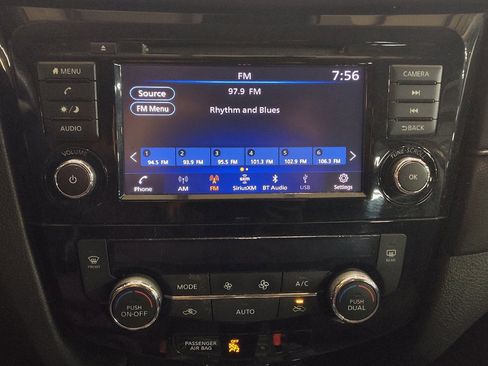 Used 2020 Nissan Rogue SV FWD image 25