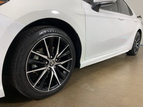 Used 2023 Toyota Camry SE image 2