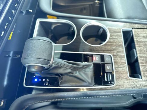 Used 2025 Toyota Sienna Limited image 29