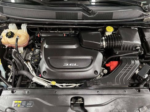 Used 2017 Chrysler Pacifica Limited w/ UConnect Theater Package FWD image 12