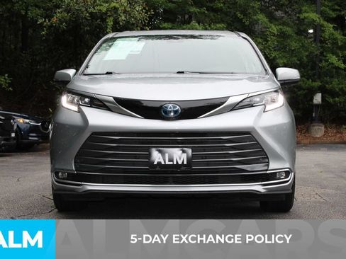 Used 2021 Toyota Sienna Limited FWD image 3