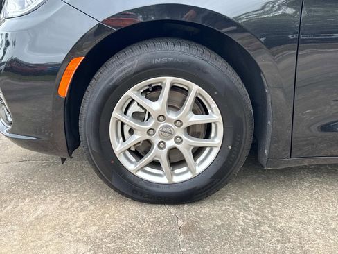 Certified 2024 Chrysler Pacifica Touring-L image 10