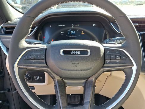 Used 2023 Jeep Grand Cherokee Limited image 21