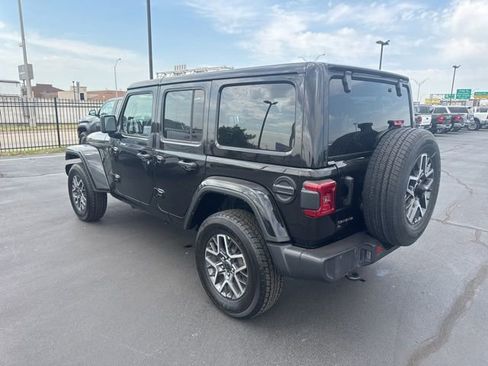 Used 2025 Jeep Wrangler Unlimited Sahara AWD/4WD image 5