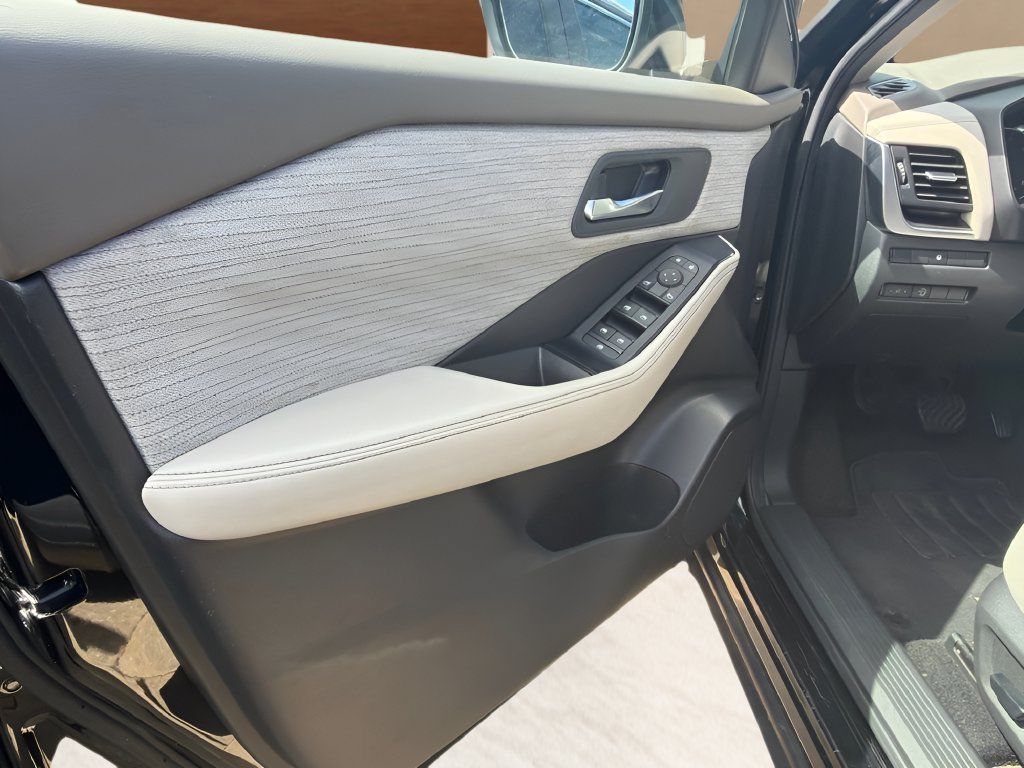 Used 2023 Nissan Rogue SV FWD image 9