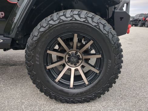 Used 2023 Jeep Gladiator Rubicon w/ Cold Weather Group image 9