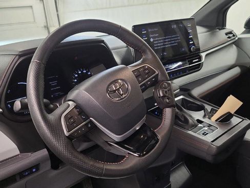 Used 2022 Toyota Sienna LE image 5