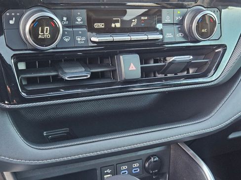 Used 2022 Toyota Highlander XSE AWD/4WD image 29