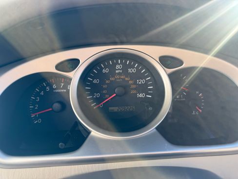 Used 2005 Toyota Highlander 4WD V6 w/ 3rd Row image 21